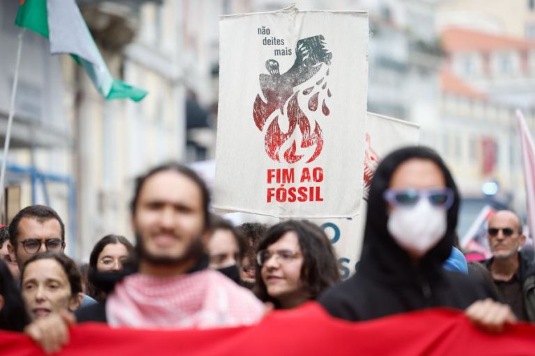 Quatro jovens pelo fim do fóssil que bloquearam ministério multadas em 495 euros