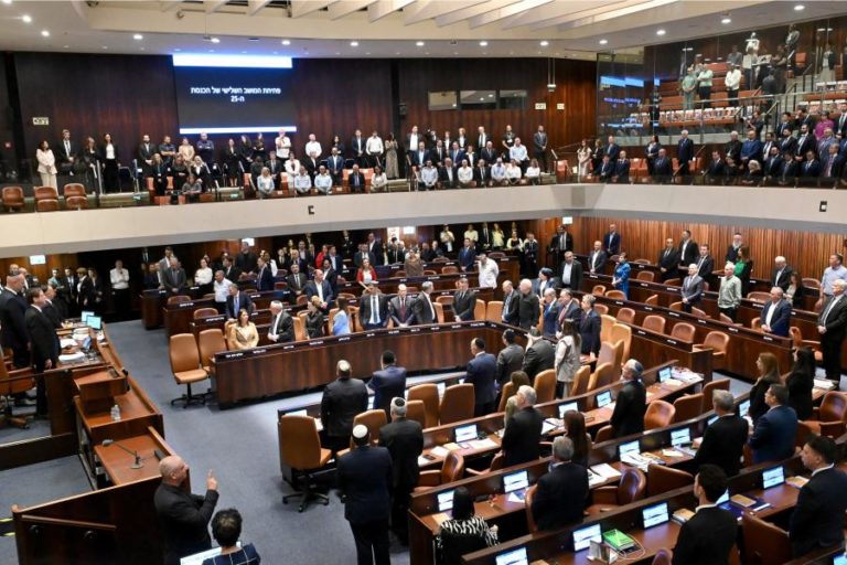 Israel prolonga por um ano estado de emergência