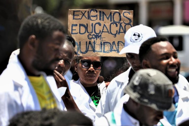 Professores de 12  escolas moçambicanas impedem exames finais e exigem pagamento de horas extras