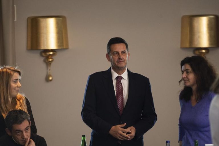 Rocha admite “pontos de contacto” entre IL e políticas de Milei na Argentina
