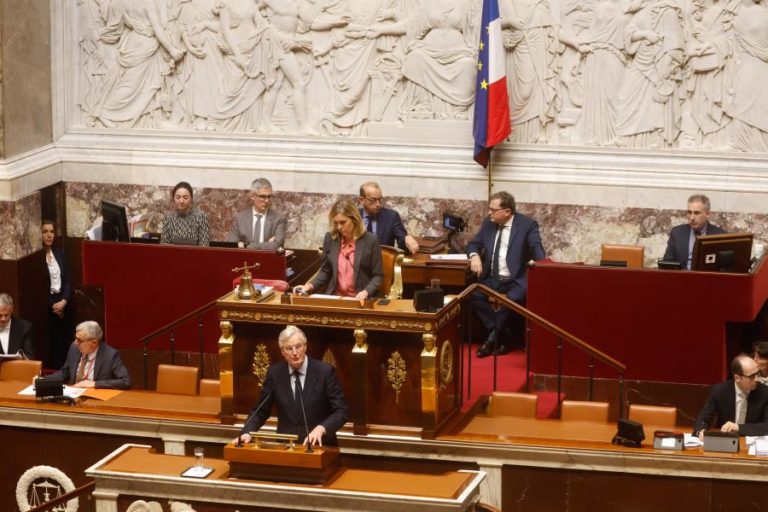 Parlamento francês vai votar moções de censura ao Governo na quarta-feira