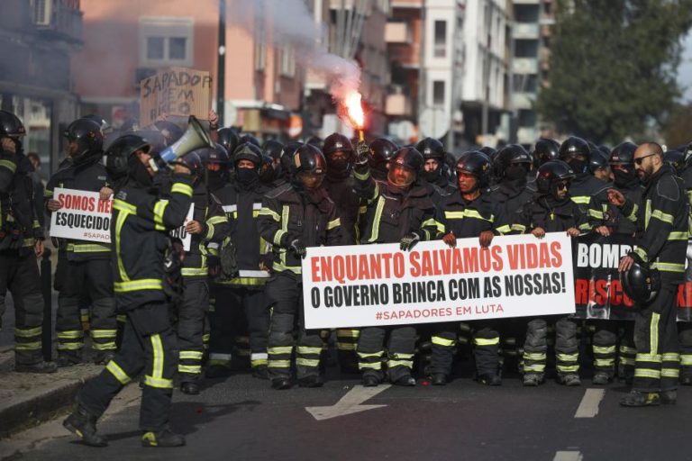 Centenas de bombeiros protestam em Lisboa contra “falta de respeito” com a classe
