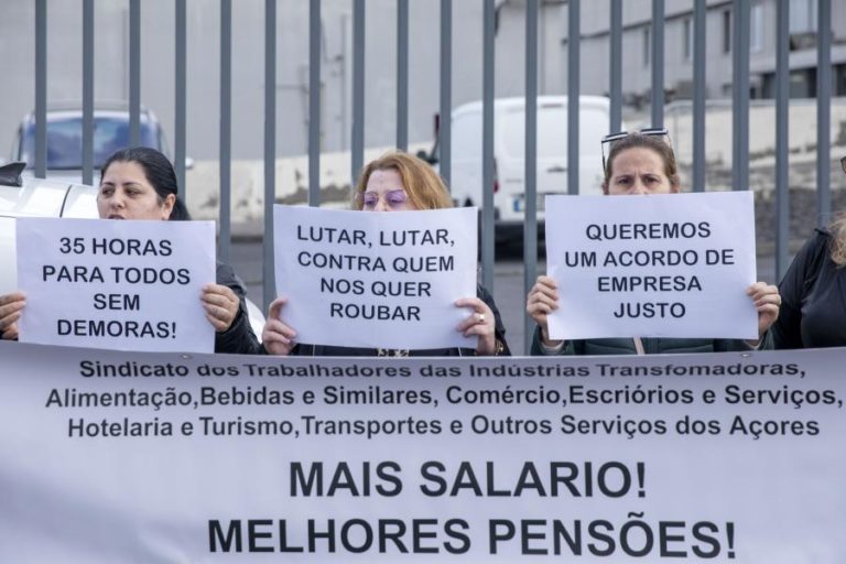 Trabalhadoras de conserveira de Rabo de Peixe pedem melhores condições salariais
