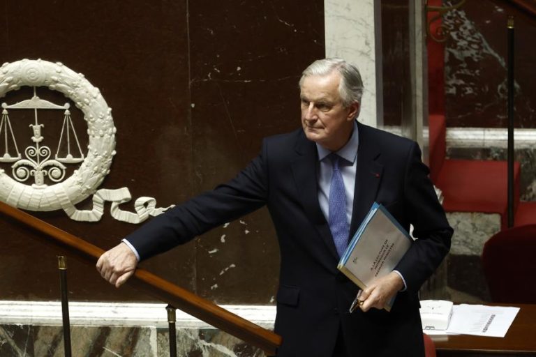 Governo francês ´cai´’ com censura aprovada por esquerda e extrema-direita