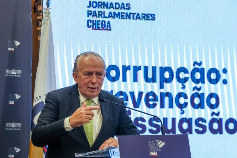 Santana Lopes nas jornadas do Chega “como presidente de Câmara” e sem falar de presidenciais