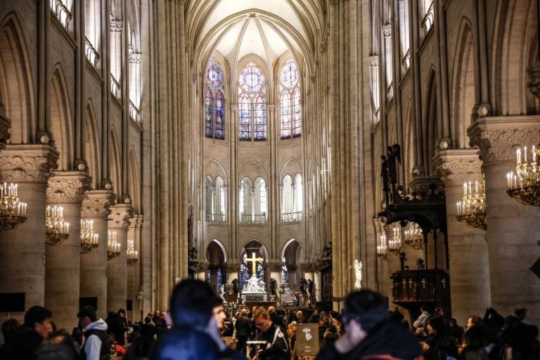 Notre-Dame de Paris recebe primeira missa de Natal desde o incêndio de 2019
