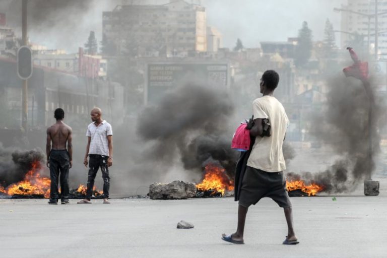Fuga de mais de 1.500 reclusos de cadeia de Maputo faz 33 mortos