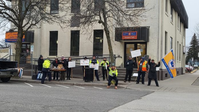 B1-02-VT CANADA POST AFASTA FIM GREVE RS 121024