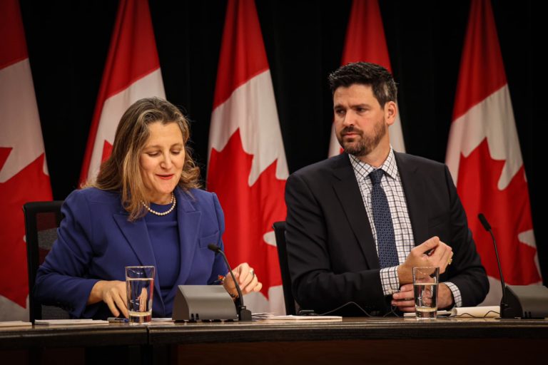 Política: Freeland e Fraser abandonam Governo em dia decisivo