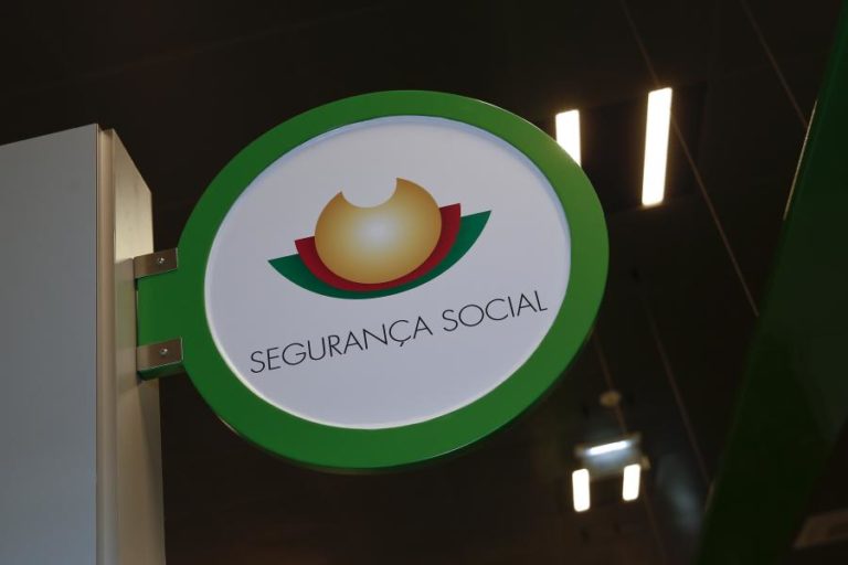 Pensões da Segurança Social pagas hoje com aumentos mas ainda sem nova retenção do IRS