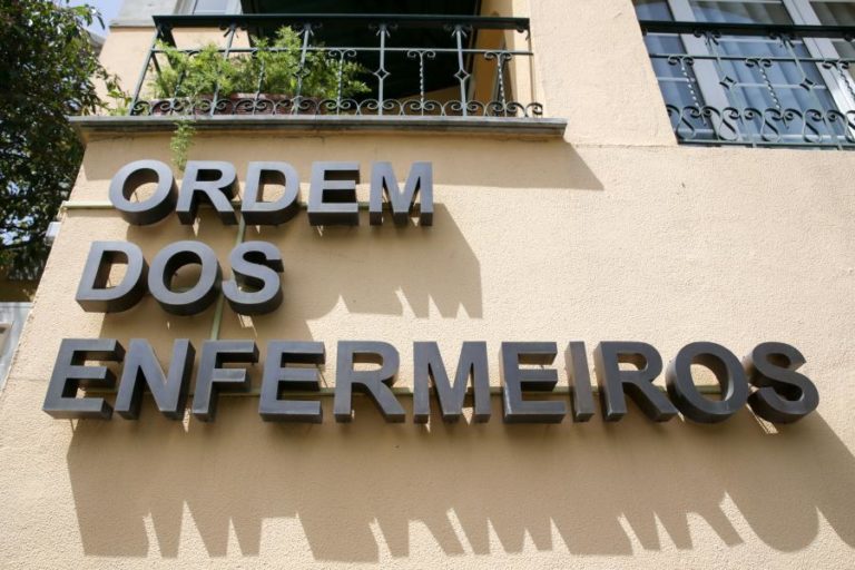 Antiga e atual bastonários dos enfermeiros começam hoje a ser julgados