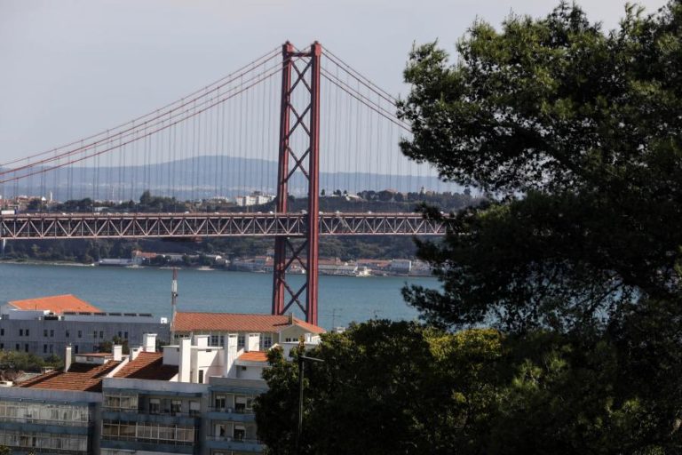 Circulação de comboios interrompida em troço da Ponte 25 de Abril