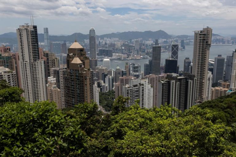 Hong Kong investiga dirigente de instituto de sondagens por colaborar com fugitivo