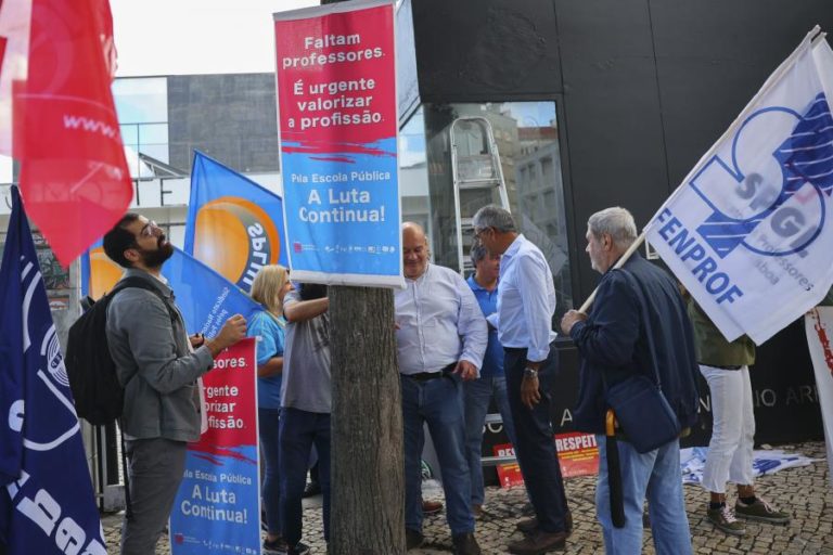 Mais de 15 mil docentes assinam petição a pedir urgente valorização da carreira