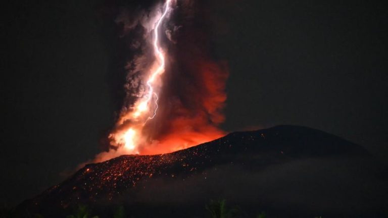 Vulcão Monte Ibu no leste da Indonésia entrou em erupção
