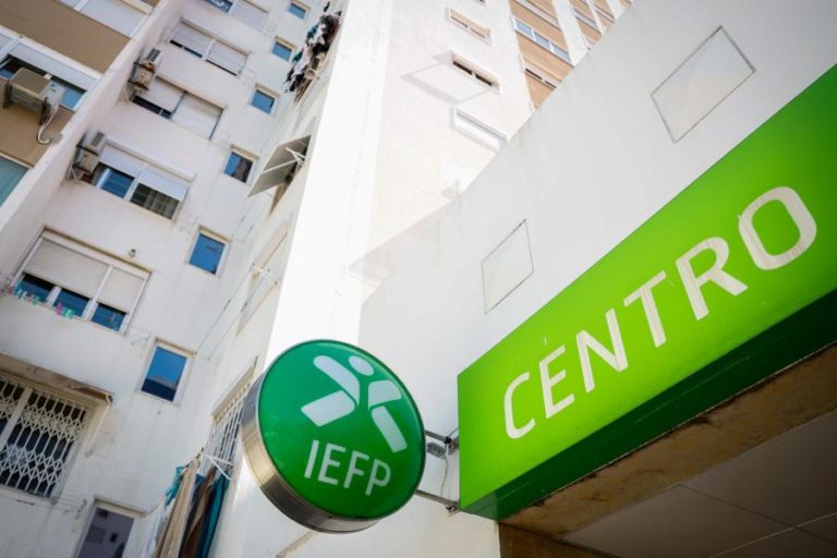 Desempregados inscritos nos centros de emprego sobem 5,7% em dezembro