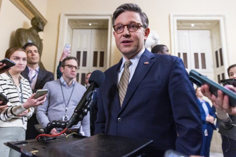Republicano Mike Johnson reeleito presidente da Câmara dos Representantes ‘in extremis’