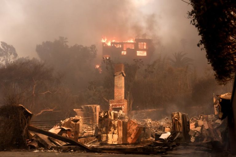 Incêndios em Los Angeles fazem pelo menos 2 mortos