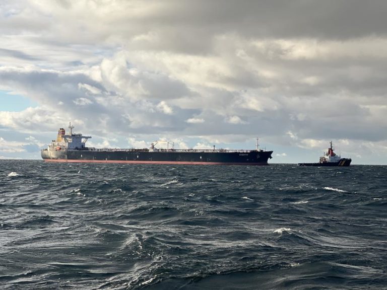 Alemanha tenta evitar derrame de petroleiro “sombra” russo à deriva no Báltico