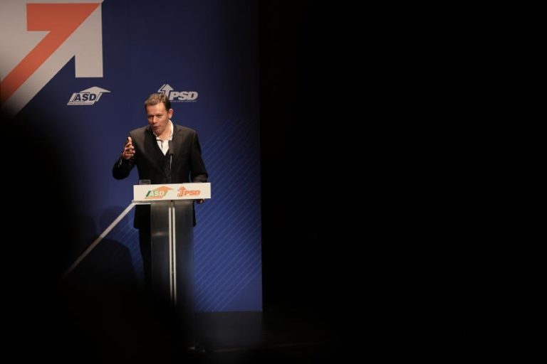 Montenegro diz perante Marques Mendes que candidato presidencial do PSD “está perto”