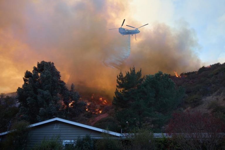 Sobe para 24 número de mortos em incêndios de Los Angeles