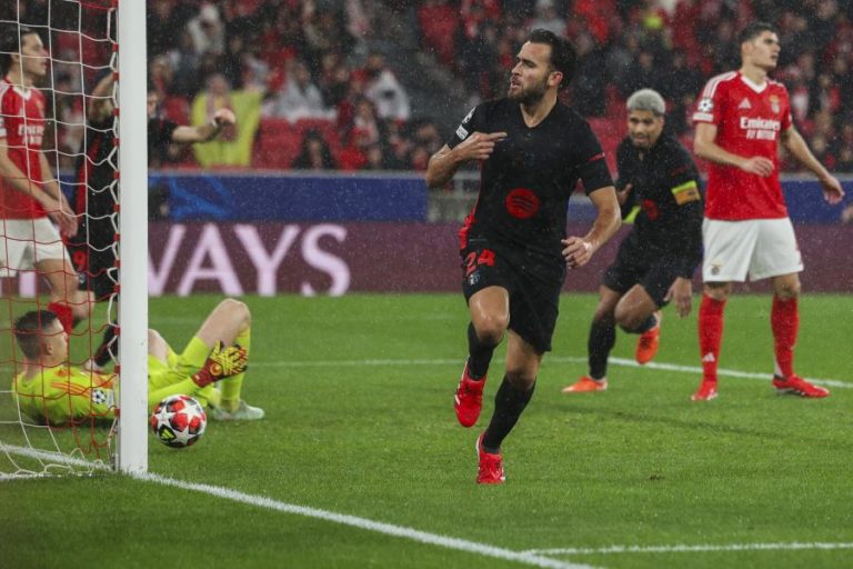 Benfica perde com Barcelona no último lance do jogo