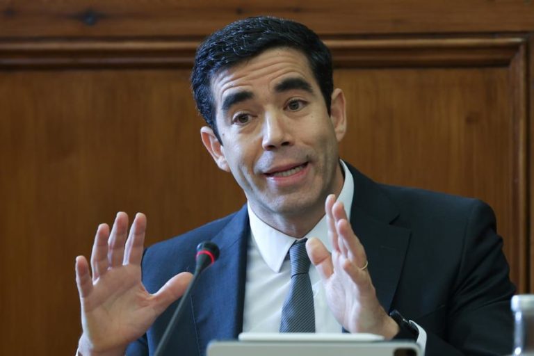 Governo vai rever limites salariais dos cargos de topo da Administração Pública