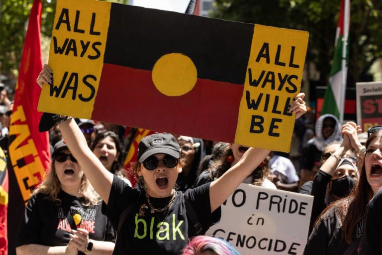 Defensores dos direitos dos aborígenes protestam no Dia Nacional da Austrália