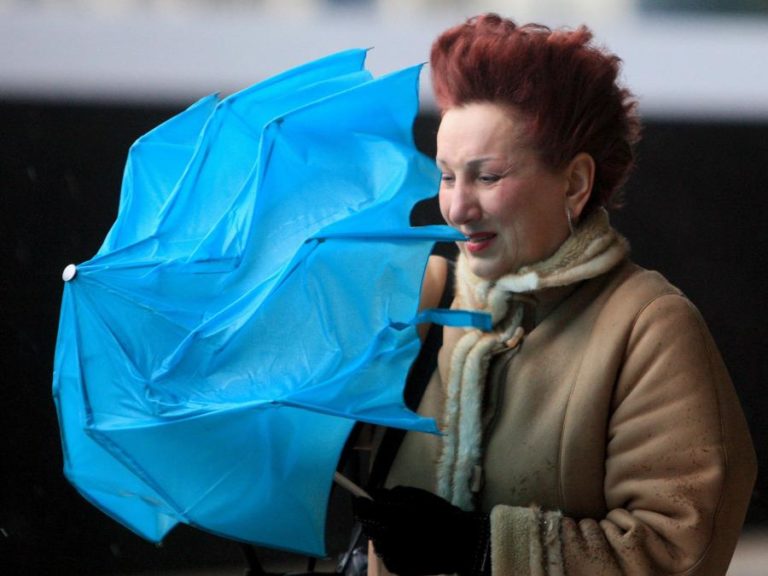 Tempestade Eowyn chegou à Irlanda com ventos recorde, cancelados quatro voos para Lisboa