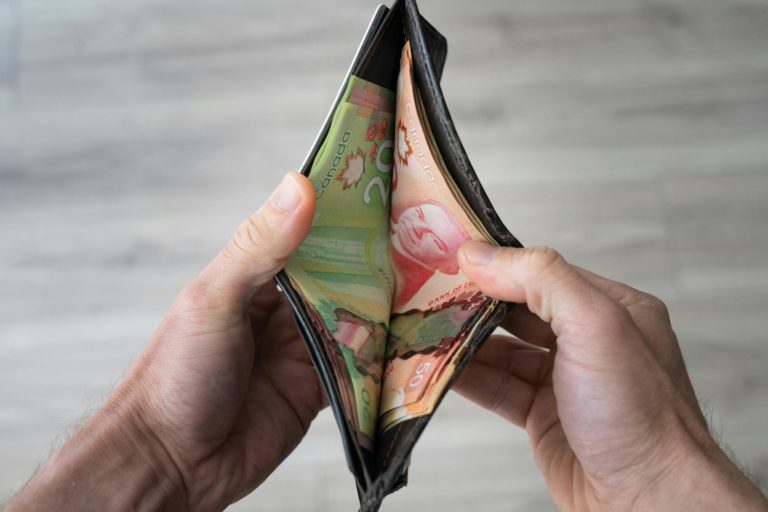 Finanças: Milhões de residentes de Ontário recebem cheques de 200 dólares