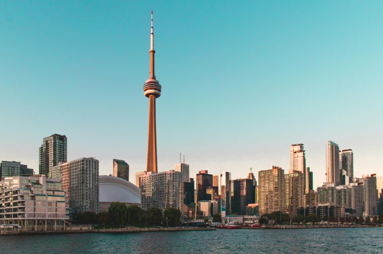 Finanças: Orçamento finalizado de Toronto mantém subida fiscal, mas expande apoios