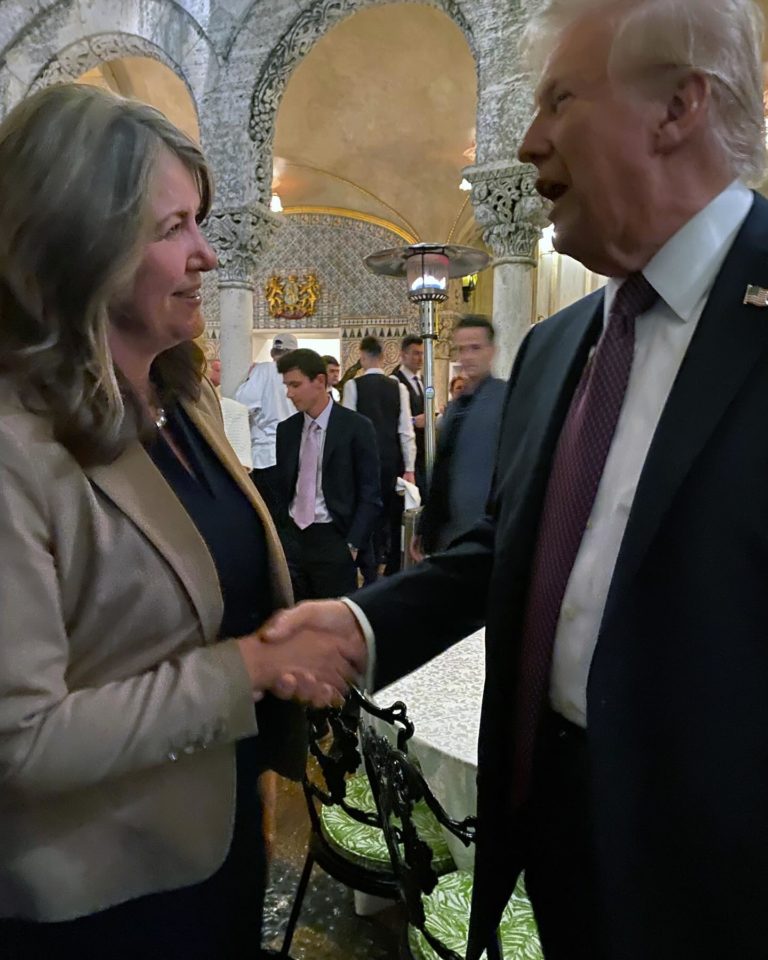 Comércio: EUA vai avançar com tarifas, avisa premier após encontro com Trump