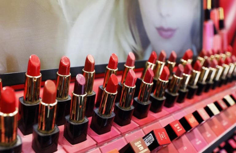 Estée Lauder corta até 7 mil postos de trabalho devido à fraca procura