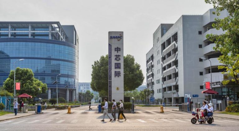 Lucro líquido da SMIC, maior fabricante de ‘chips’ da China, caiu 45% em 2024