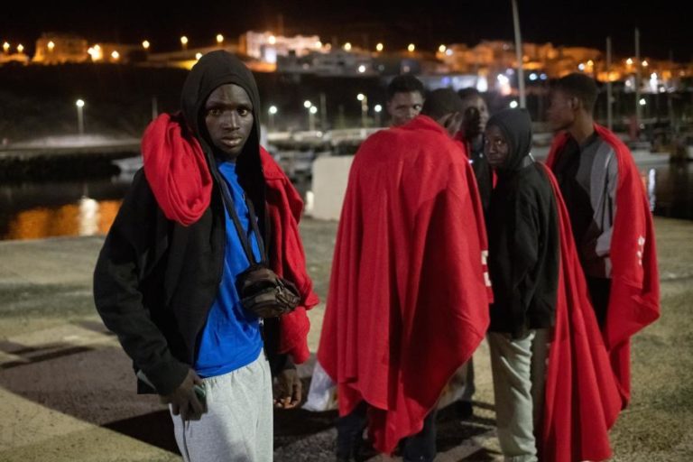 Pelo menos 284 migrantes resgatados próximo das Ilhas Canárias