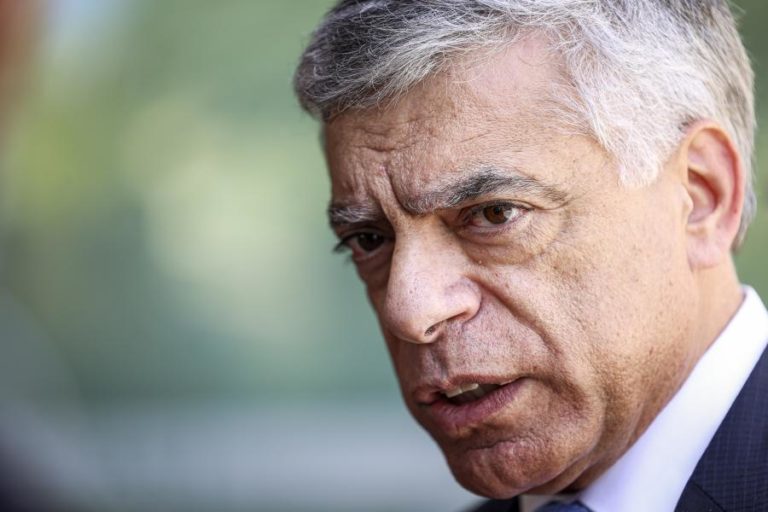 Patrões admitem mudar reforma antecipada, sindicatos contra privados no sistema