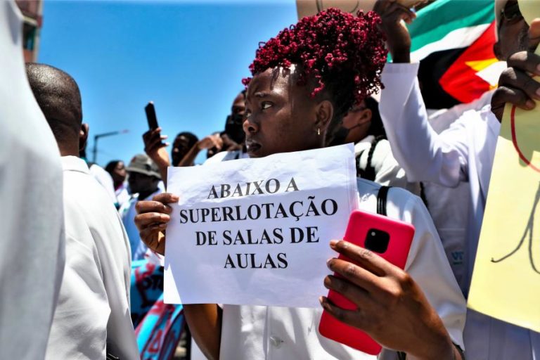 Professores moçambicanos em protesto queixam-se de “transferências compulsivas”