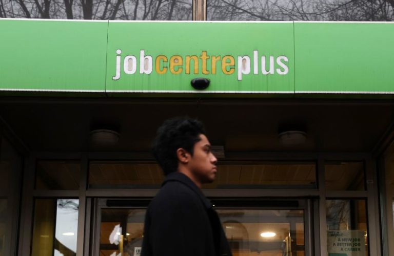 Taxa de desemprego no Reino Unido sobe para 4,4% em 2024