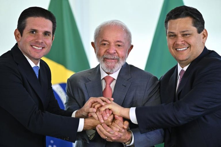 Lula pede aos novos líderes da Câmara e Senado “convivência tranquila e pacífica”