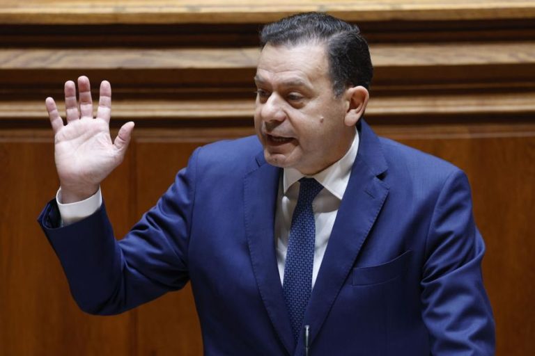 Montenegro diz que políticos suspeitos devem avaliar se têm “legitimidade política” para continuar em funções