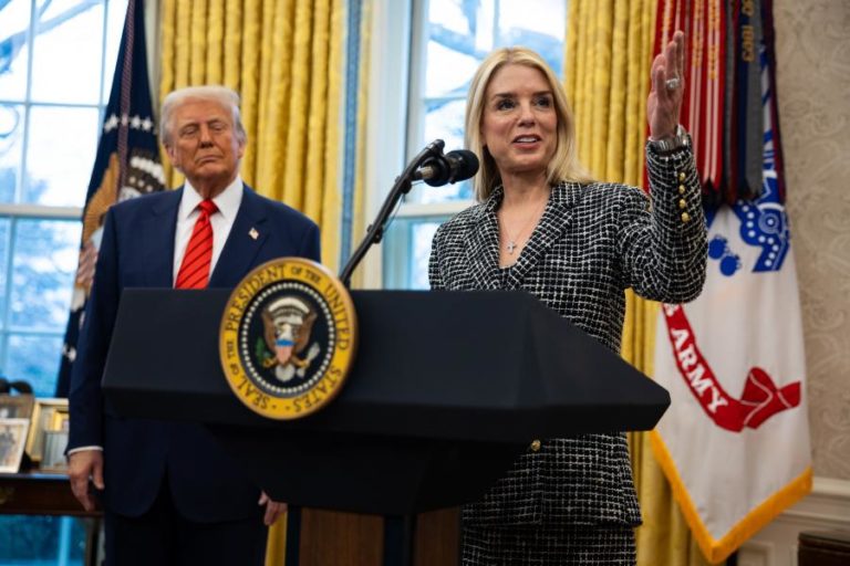 Nova Procuradora-Geral dos EUA ordena a revisão dos casos contra Trump