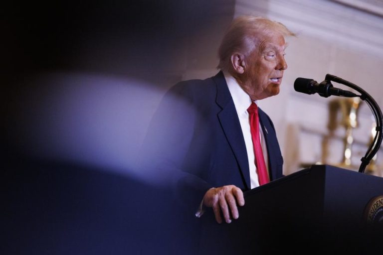 Administração Trump ordena que agência de proteção do consumidor cesse atividade