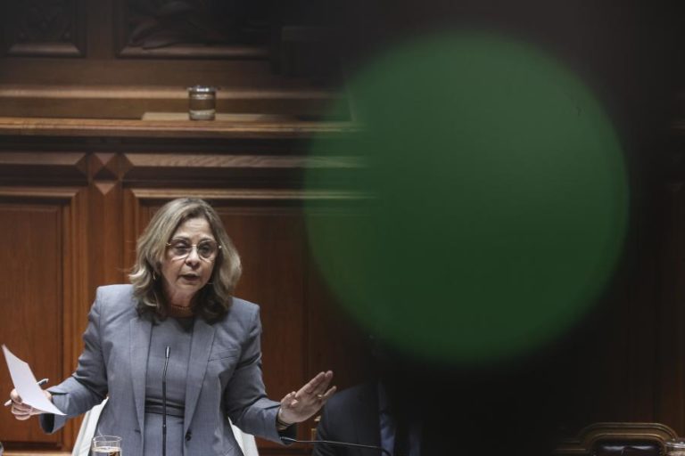 Em Democracia todos estamos a prazo – ministra da Saúde