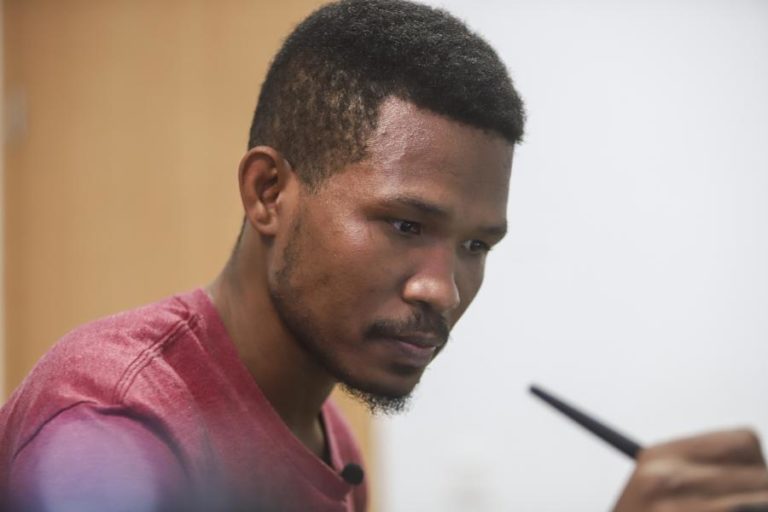 O ilustrador cabo-verdiano premiado que bebeu da arte de Malangatana