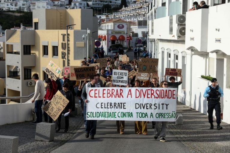 Cerca de 70 pessoas manifestam-se contra a discriminação em Albufeira