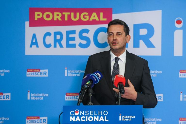 Rui Rocha desafia Gouveia e Melo “a vir à superfície” dizer o que defende