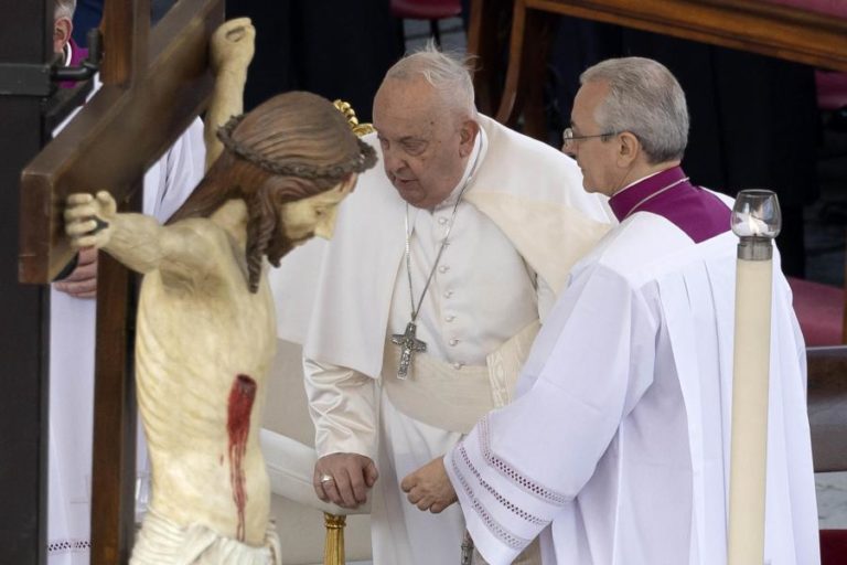 Expulsão de migrantes dos EUA é “atentado à sua dignidade”, critica Papa Francisco
