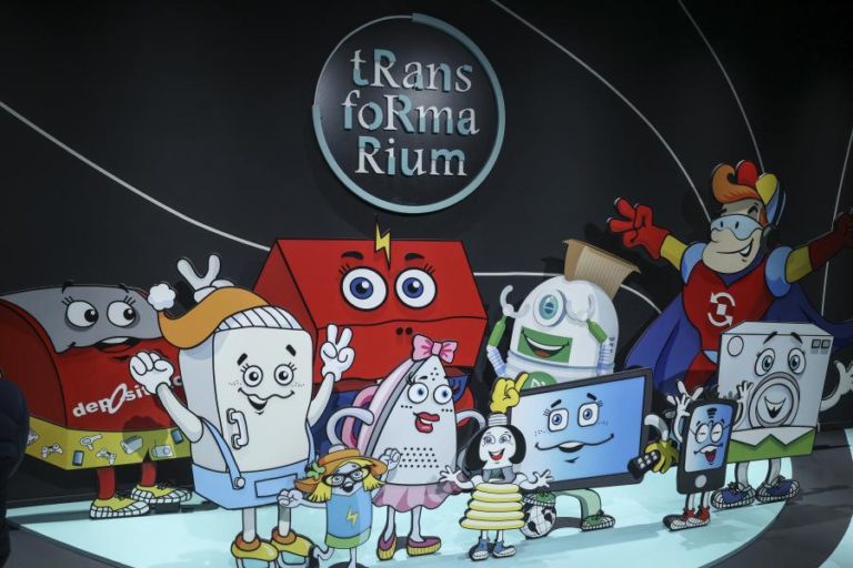 Crianças exploram como reciclar em experiência tecnológica