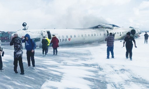 Acidente: Avião capota ao aterrar em Toronto em acidente com 21 feridos