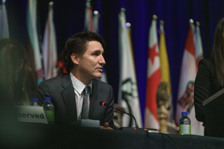 Guerra comercial: Trudeau critica tarifas sobre aço e alumínio e promete “resposta firme”